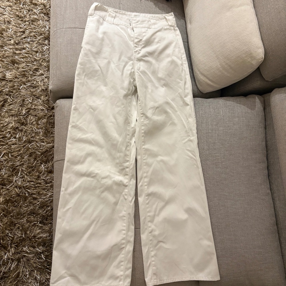 Dickies white jeans size 26.    Price 22$